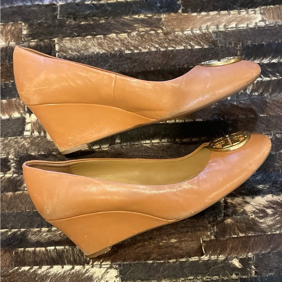 Tory Burch Chelsea Wedge Heel 7.5 Tan / gold hardware - Picture 3 of 5